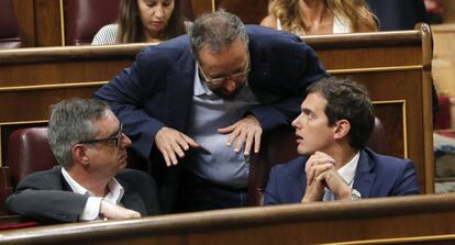 José Manuel Villegas, Juan Carlos Girauta y Albert Rivera, en el Congrés.