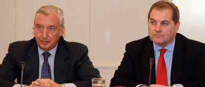 Julio Gómez Pomar, presidente de Enaire, titular del 100% de Aena, y el presidente de esta última, José Manuel Vargas, ayer en el Ministerio de Fomento durante una reunión con directivos de aerolíneas.
