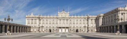 Patrimonio Nacional ha cifrado en 1.159.989 las visitas a sus monumentos y espacios verdes durante este verano, lo que supone un incremento “de más de un 100%” de personas en estos últimos tres meses, con lo que se consolida la tendencia al alza en cuanto a afluencia de gente desde el inicio del año. Desde el 21 de junio hasta el 21 de septiembre, el número de visitas a los Reales Sitios y Reales Patronatos ha sido de 487.939 y el récord se ha alcanzado durante el mes de agosto, con 206.555, según datos de Patrimonio Nacional. El Palacio Real de Madrid ha sido el espacio más visitado, con 115.807 personas, seguido del Real Monasterio de San Lorenzo de El Escorial y el Palacio Real de La Granja de San Ildefonso, que han recibido 74.972 y 53.694 visitantes respectivamente. En cuanto a los espacios verdes, los Jardines de Real Sitio de Aranjuez han sido los favoritos del público.