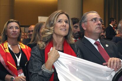 La exministra de Ciencia e Innovación, Cristina Garmendia, y otros miembros de la delegación española al conocer la eliminación de Madrid como sede de los Juegos Olímpicos en 2020.