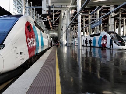 Dos trenes de la operadora ferroviaria Ouigo.