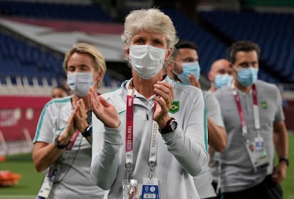 Pia Sundhage aplaude a seleção após o jogo contra a Zâmbia, no Japão. 