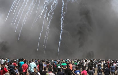 Cientos de palestinos observan las cápsulas de gases lacrimógenos lanzadas por Israel hacia los territorios palestinos en Gaza, el 8 de junio.