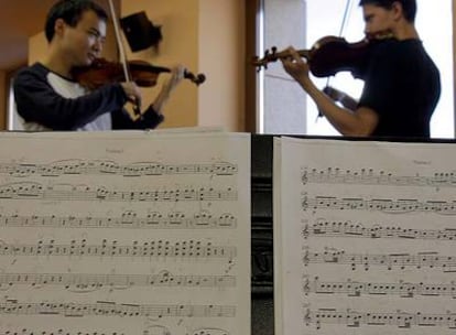 Dos violinistas en el Conservatorio Reina Sofía de Madrid.