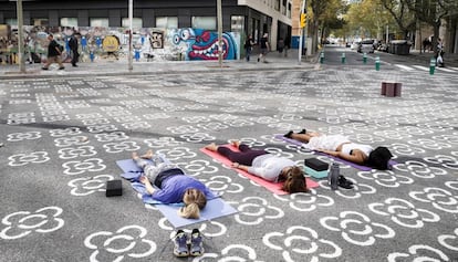 Unes veïnes practiquen ioga en una de les interseccions de la superilla.