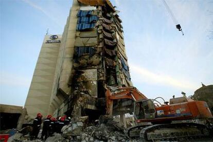 Bomberos egipcios realizan tareas de rescate en el hotel Hilton de Taba.