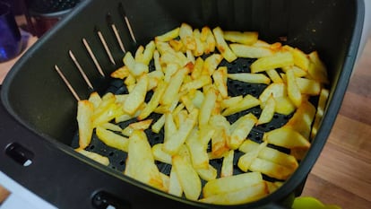 Unas sabrosas patatas cocinadas en la freidora de aire de Xiaomi
