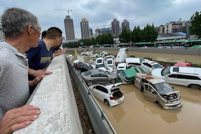 Coches arrastrados por las fuertes lluvias caídas en Zhengzhou, este jueves.