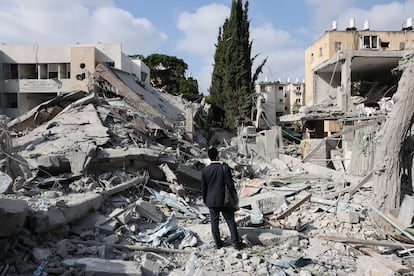 Un civil judío ultraortodoxo inspecciona los daños en una escuela de niñas judías ortodoxas en Bnei Brak, en el centro de Israel.