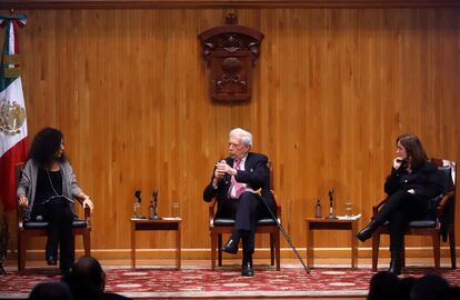 Leila Guerriero, Mario Vargas Llosa y Rosa Beltrán participan en la IV Bienal de Novela en el Conjunto Santander de Artes Escénicas, el pasado 27 de septiembre en Zapopan, Estado de Jalisco (México).