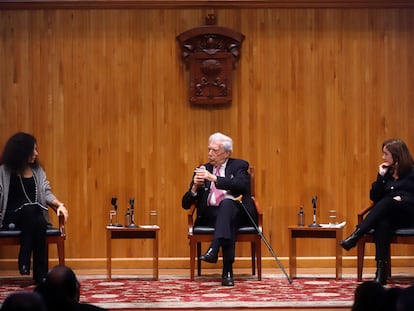 Leila Guerriero, Mario Vargas Llosa y Rosa Beltrán participan en la IV Bienal de Novela en el Conjunto Santander de Artes Escénicas, el pasado 27 de septiembre en Zapopan, Estado de Jalisco (México).