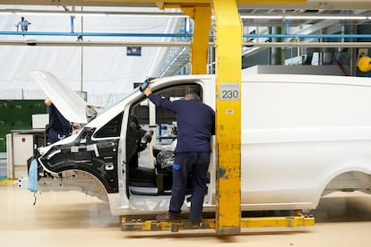 Un trabajador en la cadena de montaje de la furgonetas Vito y Viano  que se fabrican en la fábrica de Mercedes Benz en Vitoria.