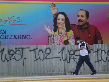 Homem passa em frente a um cartaz com a imagem de Daniel Ortega e Rosario Murillo, na capital Manágua.