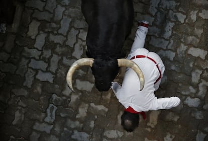 Un mozo, a punto de caer en la cara de uno de los toros de Fuente Ymbro.