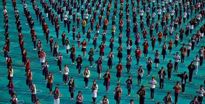 Los escolares asisten a una sesión de yoga en el último día de un campamento de una semana en Ahmedabad (India).