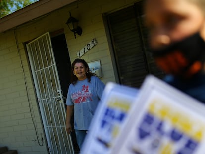 Una mujer de Maryvale, un barrio de Phoenix (Arizona), recibe información sobre cómo votar de un grupo que trataba de movilizar a los votantes hispanos, el pasado 31 de octubre.