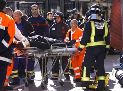 Las emergencias de Valencia atienden a un herido al que le cayó encima una chapa metálica.