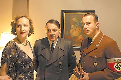 Acosada Berlín por los aliados y los rusos, Adolf Hitler se quito la vida en su búnker de la Cancillería el 30 de abril de 1945. La capitulación alemana se firmó el 8 de mayo. <b>LIBROS</B>: <i>El incendio: Alemania bajo los bombardeos 1940-1945</i>, de Jörg Friedrich; <i>A paso de cangrejo</i>, de Günter Grass; <i>La caída, 1945</i>, de Antony Beevor; <i>Los diarios de Berlín 1940-1945</i>, de Marie Missie Vassiltchikov; <i>Hitler</i>, de Joachim Fest; <i>Historia de un alemán</i> y <i>Alemania: Jeckyll y Hide 1939, el nazismo visto desde dentro</i>, de Sebastían Haffner. <b>PELÍCULAS</b>: <i>El hundimiento</i> (en la imagen), de Oliver Hirschbiegel.