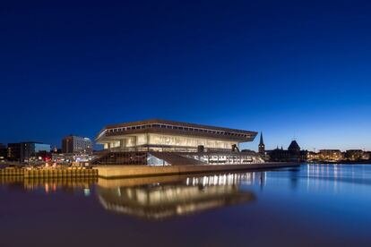 La gran novedad arquitectónica de Aarhus (Dinamarca) de cara a su capitalidad europea de la cultura se encuentra en la zona del puerto: el Dokk1 (en la foto) es la mayor biblioteca de Escandinavia, alojada en un fotogénico edificio del estudio Schmidt Hammer Lassen Architects.