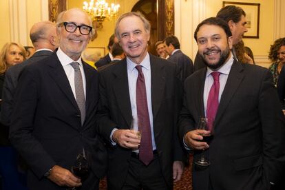 Rafael Fontana, presidente de Cuatrecasas, Luis de Carlos, presidente de Uría Menéndez, y Carlos García-León, director de Legal Reputation 
