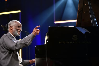 Ahmad Jamal al piano en el festival de jazz de Marcia, en Francia, en 2016.