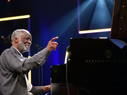 Ahmad Jamal al piano en el festival de jazz de Marcia, en Francia, en 2016.