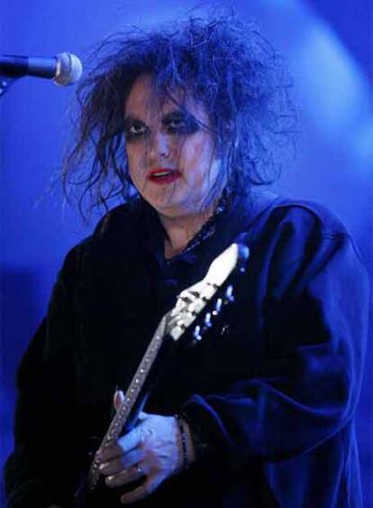 El guitarrista, vocalista y compositor del grupo británico The Cure, Robert Smith, en la Ciudad de las Artes y las Ciencias de Valencia en el festival MTV Winter.