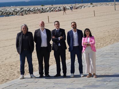 De izquierda a derecha, Xavier Marcé, Joan Oller, Valentí Oviedo, Robert Brufau y la directora general adjunta de la Fundación la Caixa, Elisa Durán, durante la presentación de los conciertos en la playa de Bogatell.