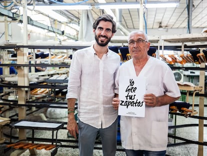 Pablo Mas, fundador de la marca Yuccs, junto a uno de los empleados de la empresa.