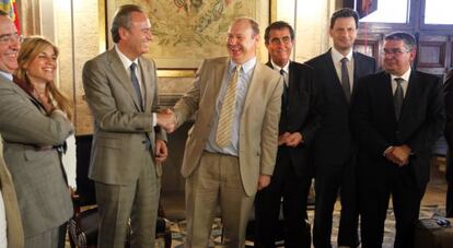 El presidente Alberto Fabra y el jefe de la delegaci&oacute;n de eurodiputados, Derek Vaughan.