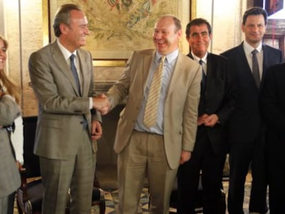 El presidente Alberto Fabra y el jefe de la delegaci&oacute;n de eurodiputados, Derek Vaughan.