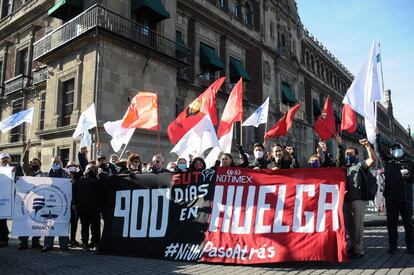 El sindicato de Notimex se manifestó afuera de Palacio Nacional luego de que se cumplieran 900 días, en agosto de 2022.