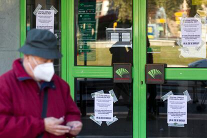 Oficinas de Unicaja Banco con carteles reclamando acudir a la huelga convocada por los sindicatos para protestar por las condiciones del ERE.