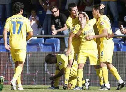 Los jugadores del Villarreal celebran el gol de Cazorla