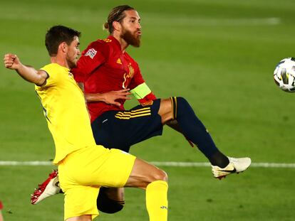 Sergio RAmos despeja un balón ante Yaremchuk