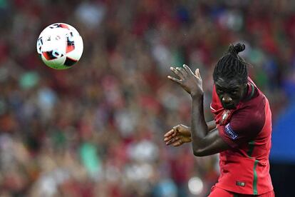 Eder golpea el balón de cabeza durante la final de la Eurocopa.