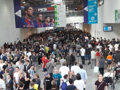 Los asistentes durante el primer d&iacute;a con p&uacute;blico de Gamescom 2016.