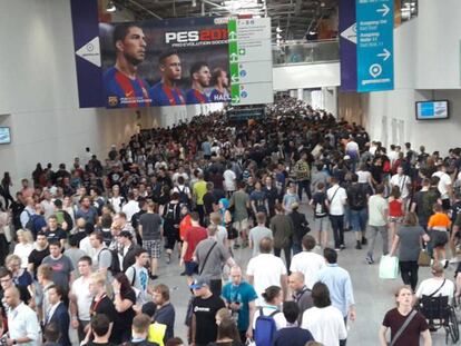 Los asistentes durante el primer d&iacute;a con p&uacute;blico de Gamescom 2016.