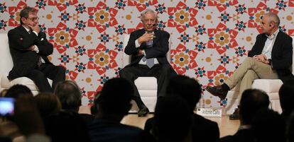 De izquierda a derecha, Juan Luis Cebrián, Mario Vargas Llosa y Antonio Caño.