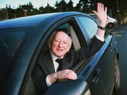 El candidato laborista, Michael D. Higgins, tras depositar su voto.