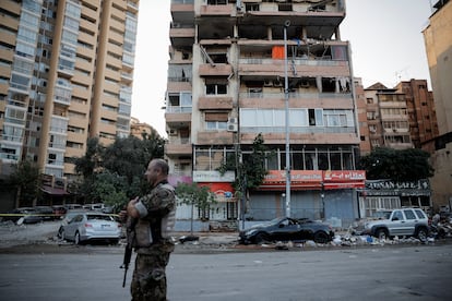 Un miembro del personal de seguridad, frente a un edificio dañado tras en ataque en el barrio de Kola, en el centro de Beirut, este lunes 30 de septiembre.