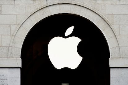 El logotipo de Apple se ve en la tienda Apple en Marche Saint Germain en París.