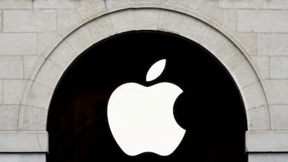 El logotipo de Apple se ve en la tienda Apple en Marche Saint Germain en París.