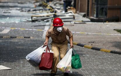 Una de los afectados por la explosiones del miércoles recoge sus pertenencias. La decisión de evacuar el área se ha tomado después de que empezara a trabajar un equipo de más de 200 militares especialistas en materiales químicos, biológicos y nucleares.