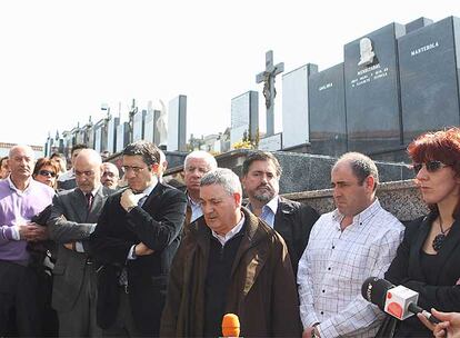 Dirigentes del PSE-EE y la hija de Juan Priede en el homenaje de hoy en el cementerio de la localidad guipuzcoana de Orio.