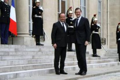 El presidente del Gobierno español, Mariano Rajoy (d), y el presidente de la República francesa, François Hollande, durante la reunión que han mantenido hoy en el Palacio del Elíseo en París.