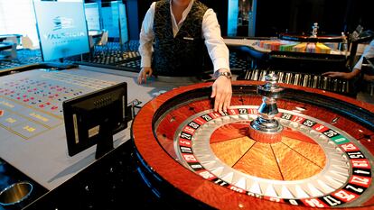 Una crupier prepara las ruletas de un casino en Valencia.
