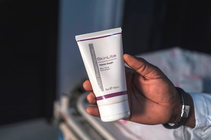 Aranmolate Ayobami, cirujano plástico de la Clínica Médica y Láser Grandville en Lagos, muestra un tubo de Skinlite, un producto para aclarar la piel utilizado en su clínica, el pasado julio, en Lagos.