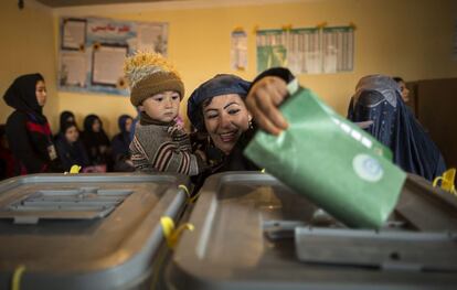 Una mujer introduce su voto en la urna en la ciudad de Mazar-i- sharif.