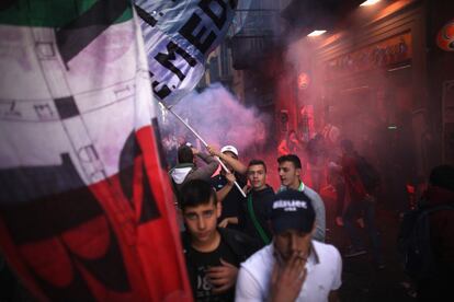 Estudiantes agitan banderas durante la protesta en Nápoles.